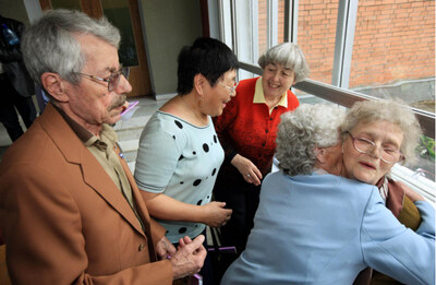 Previous peers who stayed at Ivanovo International Children's Home during the Soviet Union's Great Patriotic War reconnected in 2008 (Photo: Xinhua) Previous peers who stayed at Ivanovo International Children's Home during the Soviet Union's Great Patriotic War reconnected in 2008 (Photo: Xinhua)