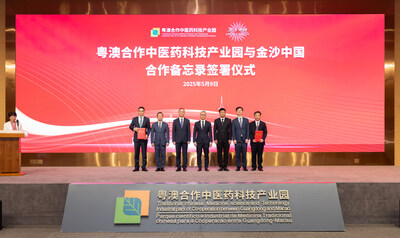Guests of honour gather on stage after an MOU signing between Sands China and Guangdong-Macau Traditional Chinese Medicine Technology Industrial Park Development Co. Ltd. Friday at the Traditional Chinese Medicine Science and Technology Industrial Park of Cooperation Between Guangdong and Macao in the Guangdong-Macao In-Depth Cooperation Zone in Hengqin.
