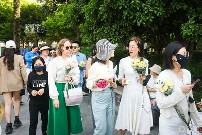 Visitors to the Shanghai International Flower Show clutch bouquets of their favorite blooms. [Photo/Shanghai Observer]
