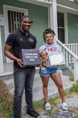 Milestone moment: Diah F. becomes the 5,000th Cleveland household connected by DigitalC! Joined by DigitalC Chief Executive Officer Joshua Edmonds, Diah received a surprise visit and tokens of appreciation to mark this historic moment in the Pinnacle Cleveland initiative.