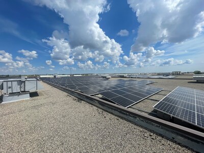 Rooftop of industrial building with numerous solar panels. (CNW Group/Canada Infrastructure Bank)