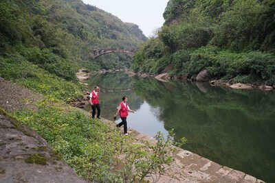 Census takers from Xuyong county, Luzhou, Sichuan province, conduct a fieldwork of the ongoing fourth national census on cultural relics in China. A stone capstan (inset) on the bank of the Yongning River once used by trackers to moor their boats. XU LIN/CHINA DAILY