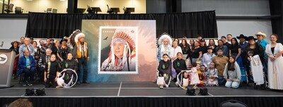 Bruce Starlight and his family with his stamp (CNW Group/Canada Post)