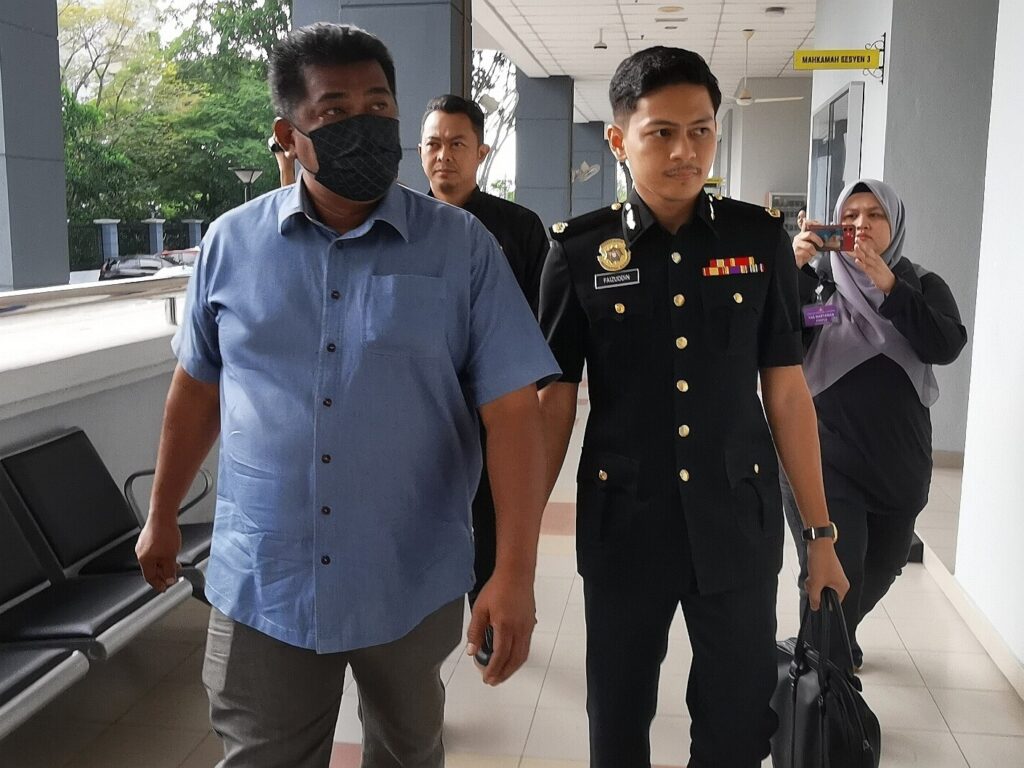 311025-NSE-PembantuTadbir-TerimaSuapan-1024×768-1