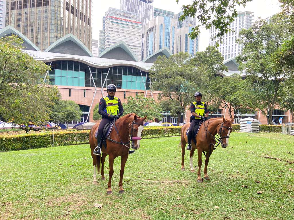 Dua-anggota-FRU-yang-menunggang-Zipper-kiri-dan-Tatoo-ketika-melakukan-rondaan-di-sekitar-taman-KLCC-hari-ini