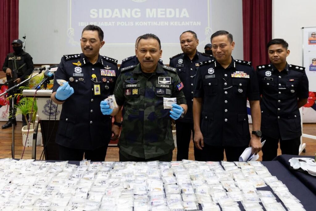 Mohd-Yusoff-dua-dari-kiri-menunjukkan-sebahagian-barang-kemas-yang-dirampas-pada-sidang-akhbar-di-IPD-Pasir-Mas-Pasir-Mas-Kelantan-hari-ini-Foto-oleh-KAMARUL-BISMI-KAMARUZAMAN-1024×683-1