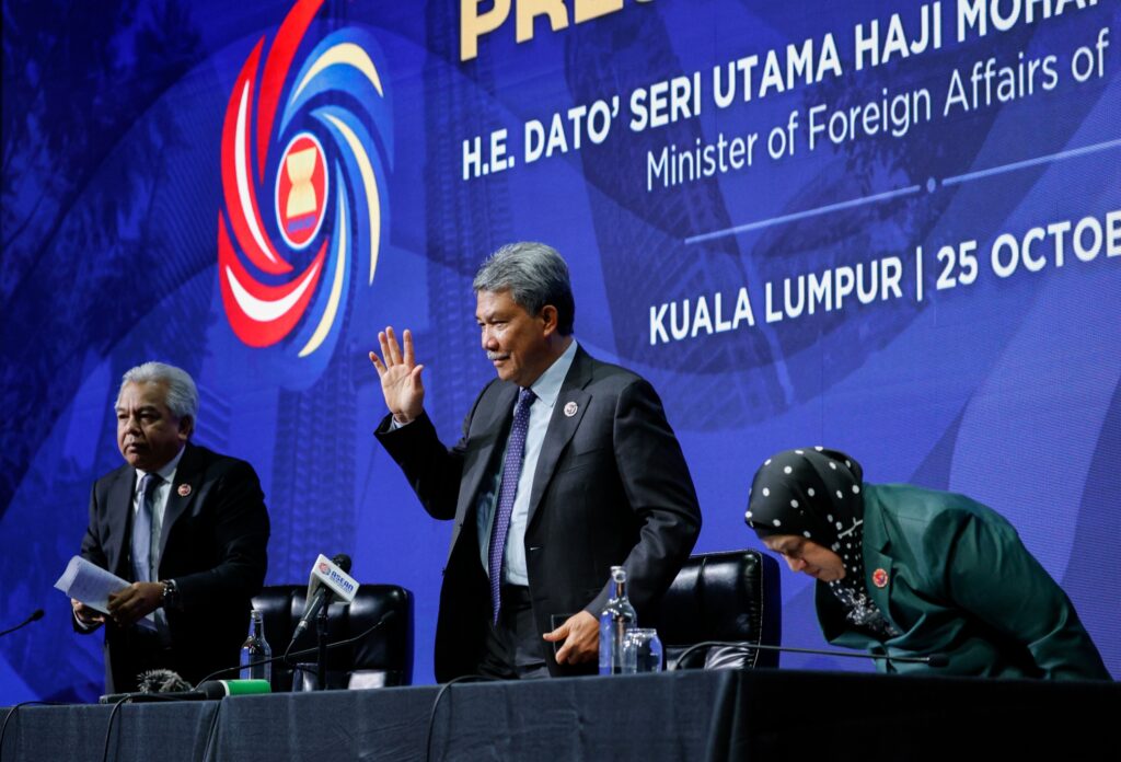 Menteri-Luar-Datuk-Seri-Mohamad-Hasan-ketika-sidang-akhbar-pada-Sidang-Kemuncak-ASEAN-Ke-47-di-Pusat-Konvensyen-Kuala-Lumpur-hari-ini-Foto-oleh-SHIDDIEQIIN-ZON-1024×696-1